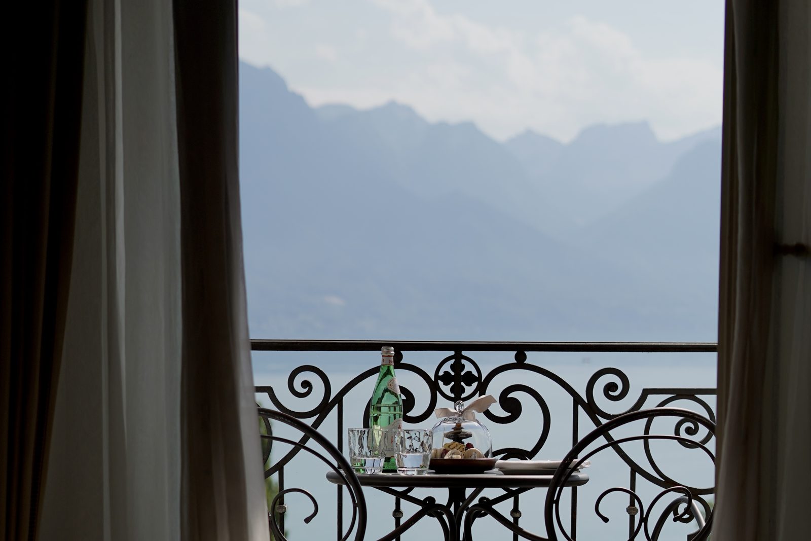 Frühstück auf dem Balkon über dem See