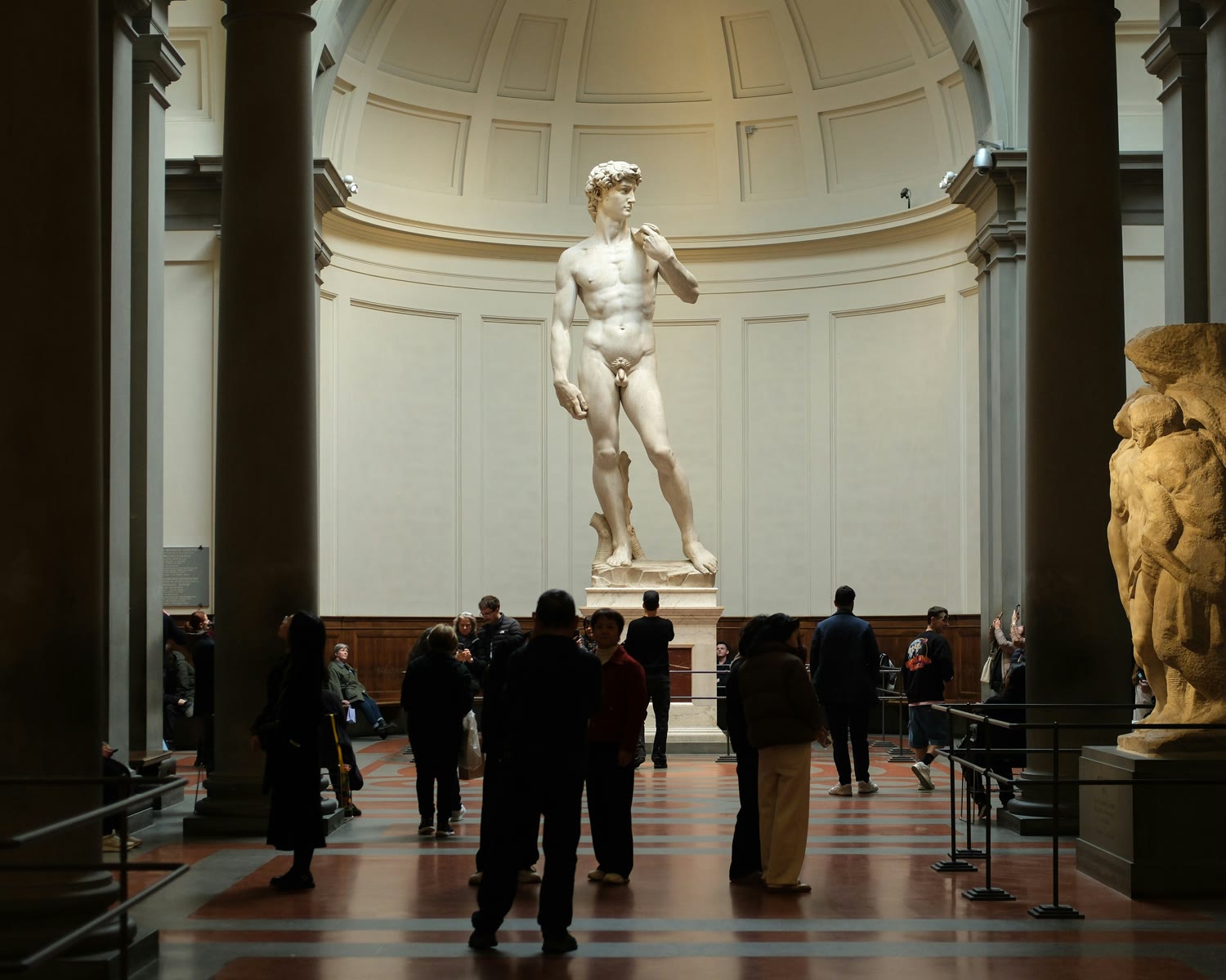 Michelangelo&rsquo;s David beneath the domed tribune of the Galleria dell&rsquo;Accademia