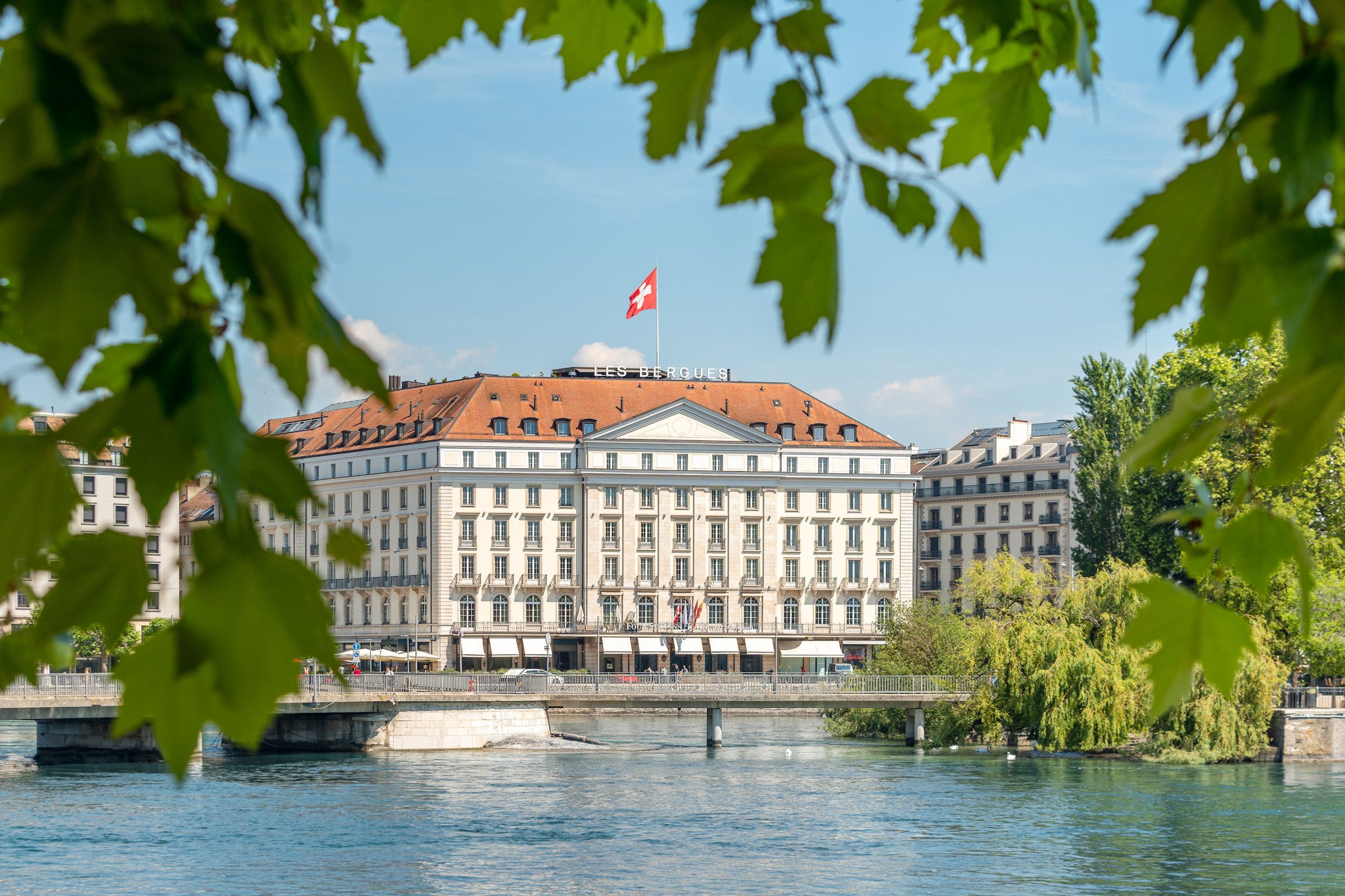 Das Hotel des Bergues hinter den Bäumen am Quai