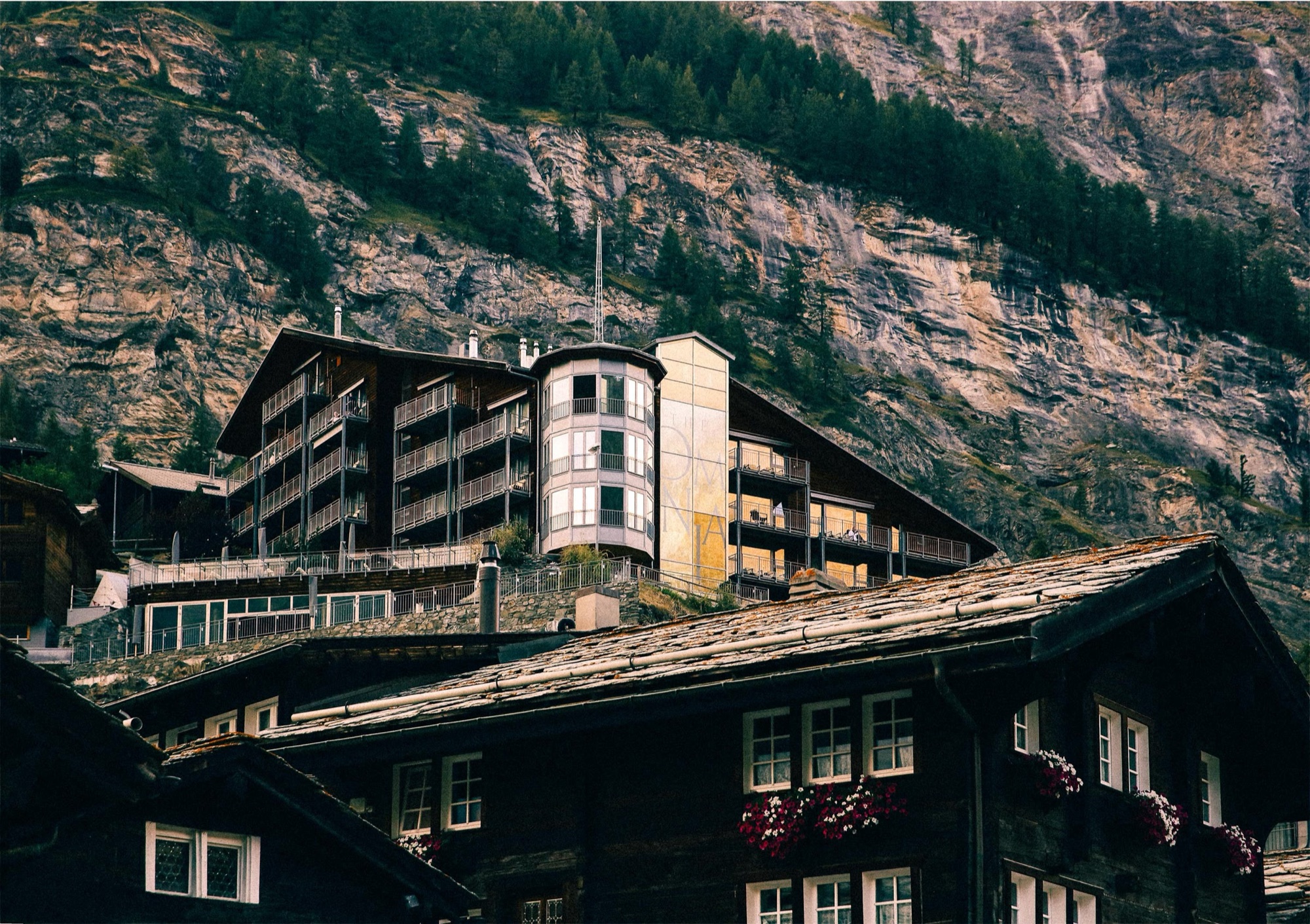 Das The Omnia auf dem Felsen über Zermatt
